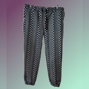 NWT Kendall & Kylie Black & White Herringbone Pants - Size 1X